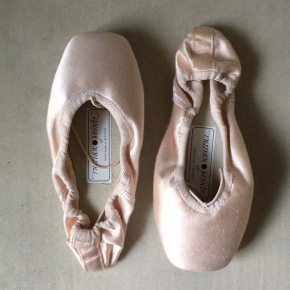 Russian Pointe Point Shoes - Picture 1 of 4
